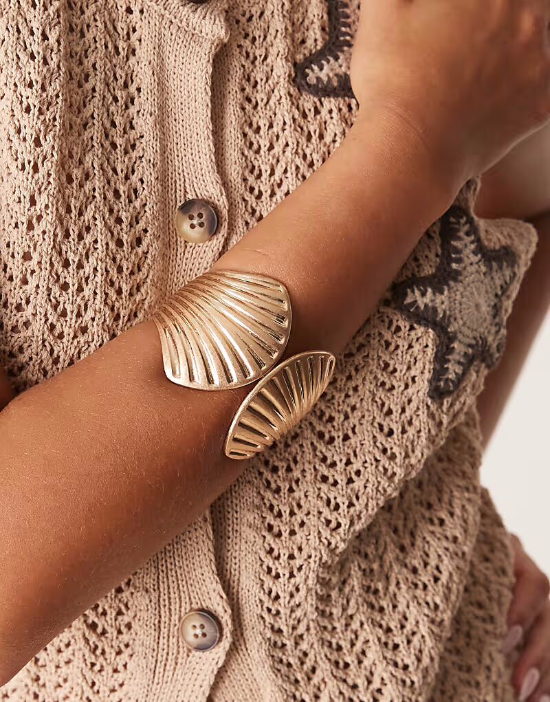 

Большой браслет-манжета с рисунком ракушки в матовом золотом оттенке Asos Design