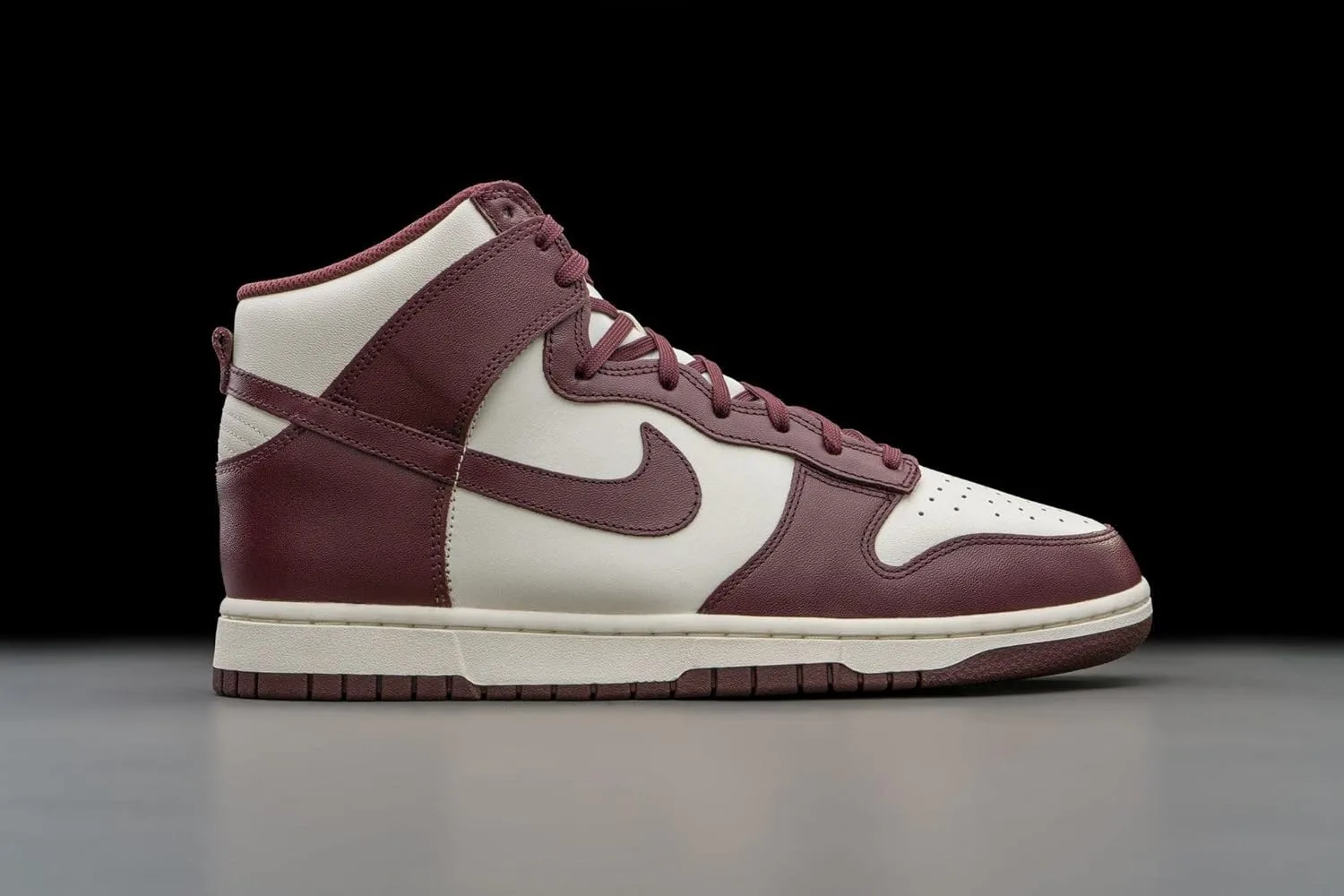 Мужские баскетбольные кроссовки Nike Dunk Hi Retro, бордовый — фото 2