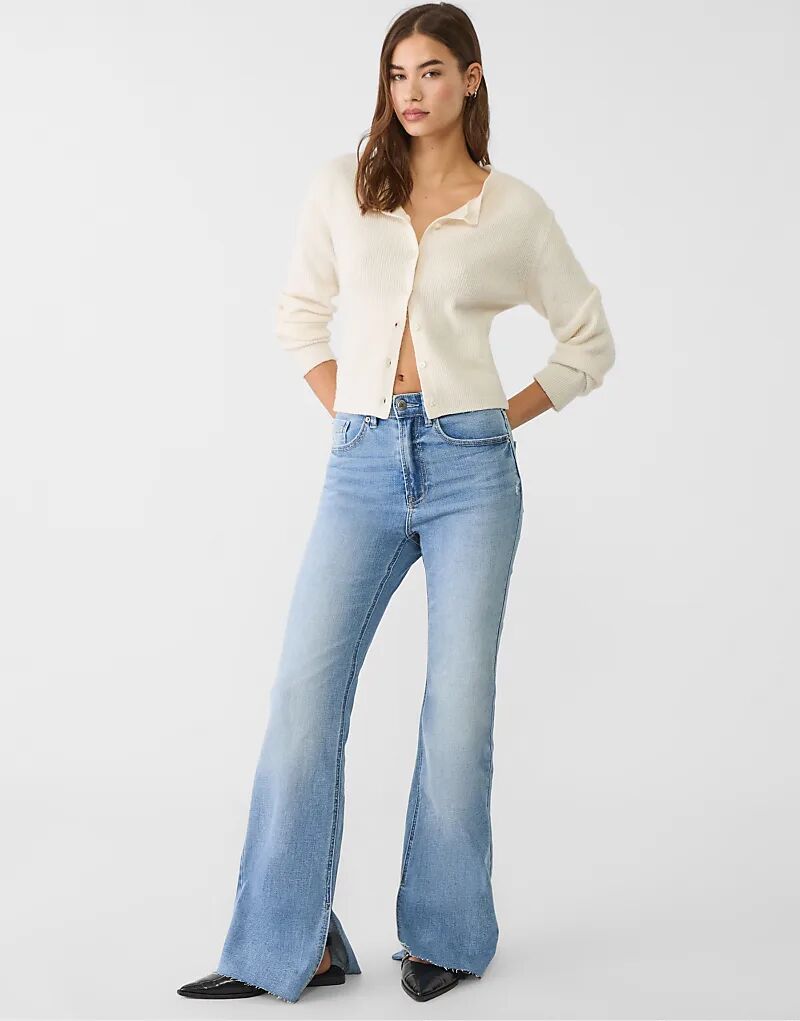 

Джинсы Stradivarius Petite с разрезом, расклешенные, светло-голубого цвета