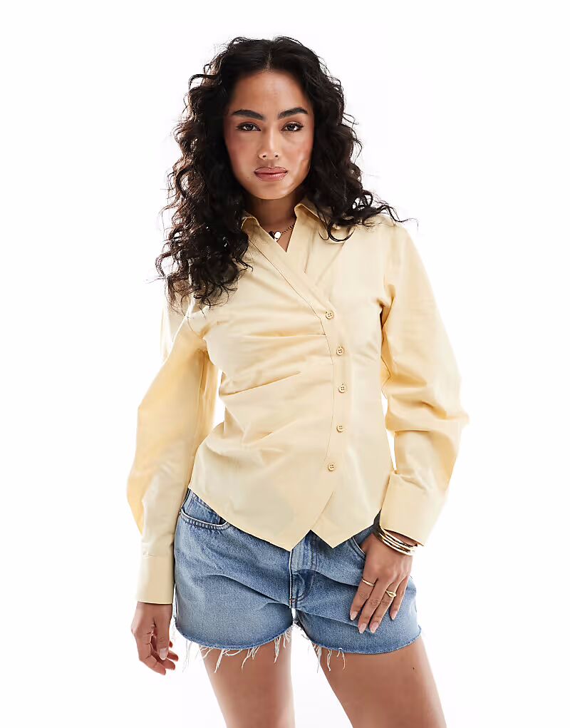 

Рубашка ASOS DESIGN с запахом и рукавами-коконами в пахтовом цвете