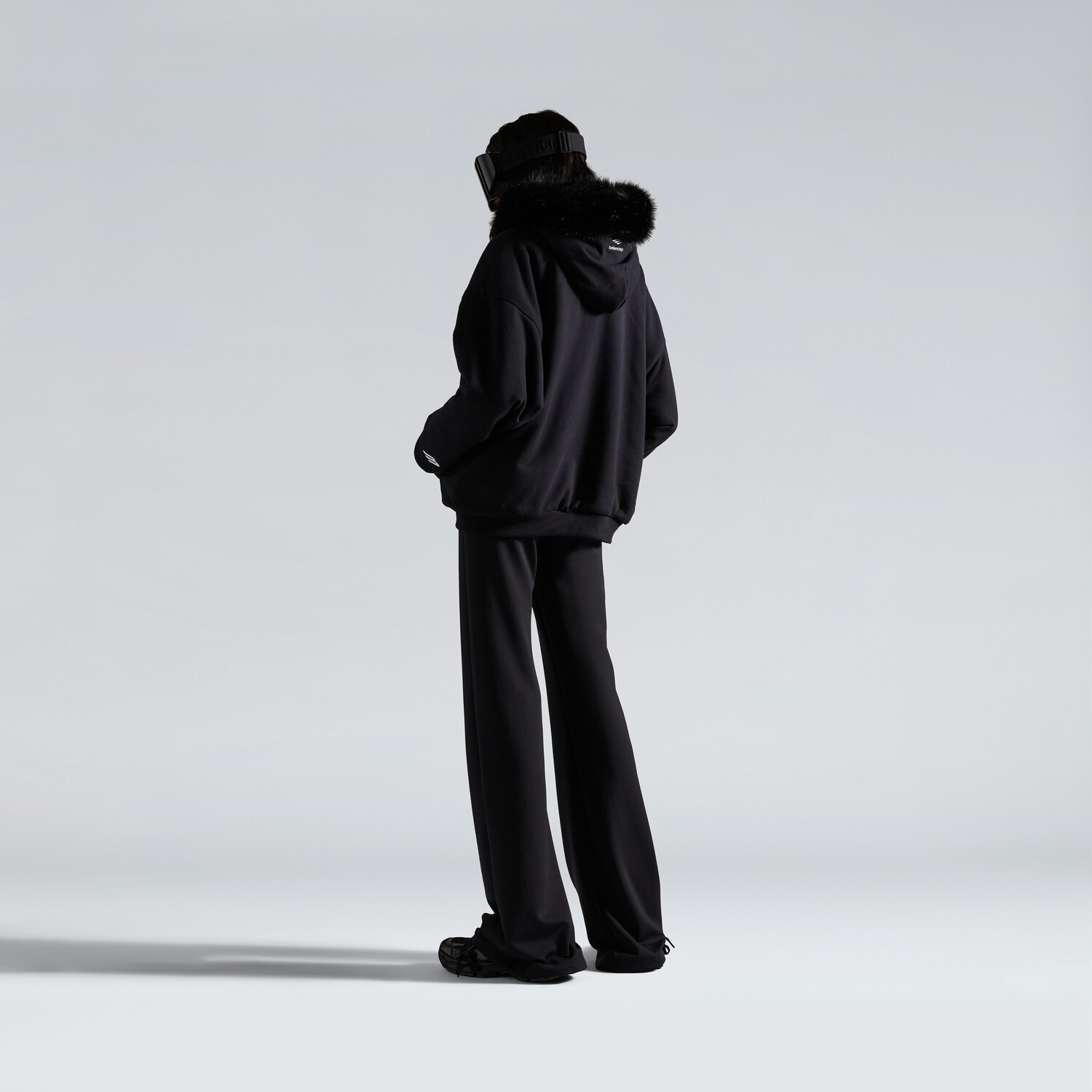 Женское пушистое худи на молнии в выцветшем черном цвете BALENCIAGA, выстиранный черный — фото 3