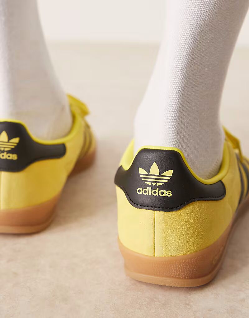 Кроссовки Adidas Originals Gazelle Indoor желтого и черного цвета — фото 3