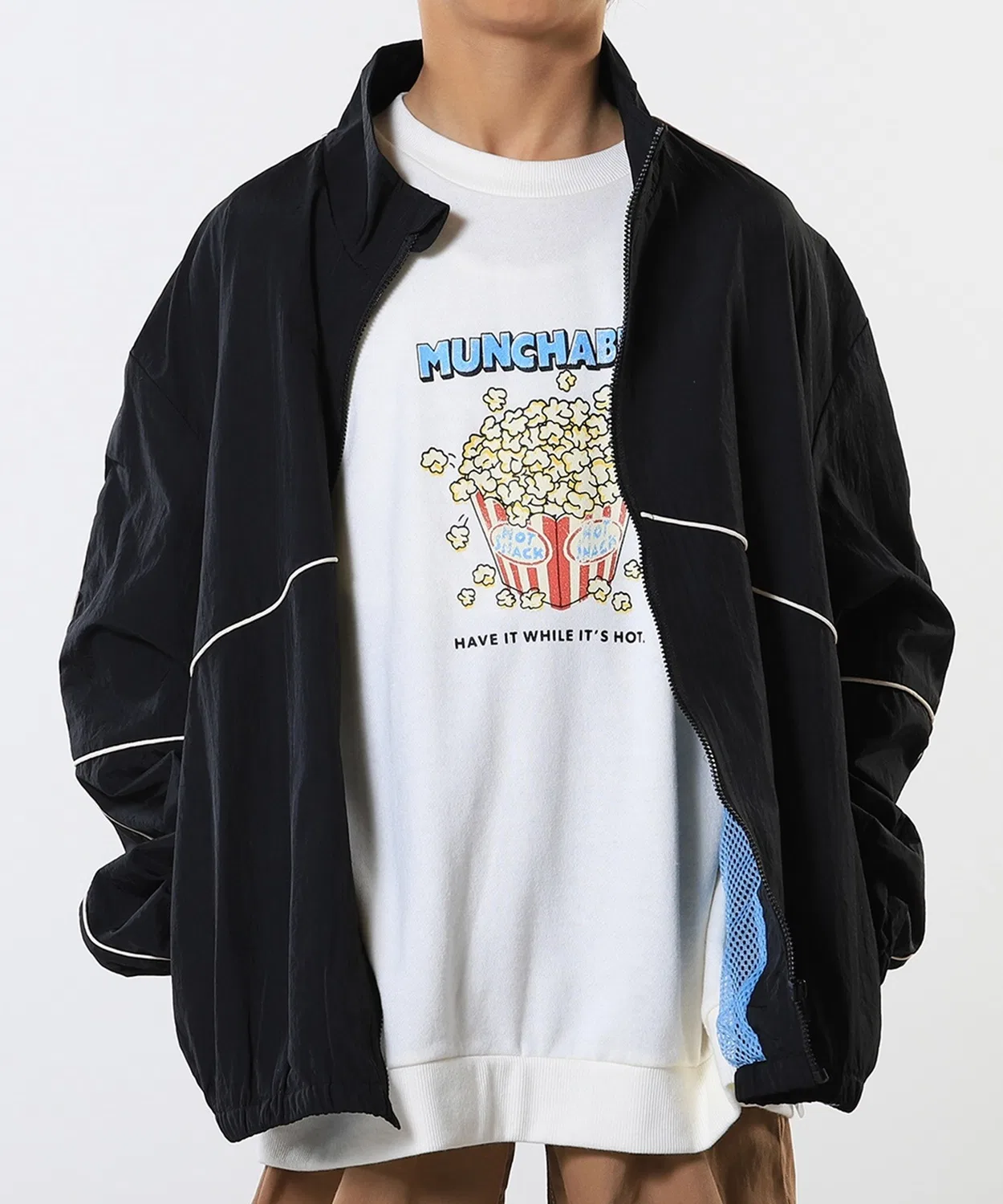 Детская куртка-бомбер с высоким воротником, полиэстер, бежевая, 100-150 см — фото 2