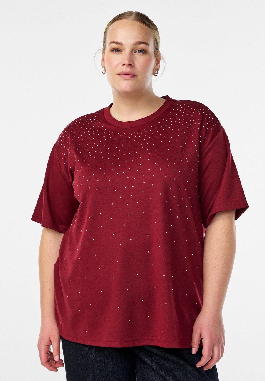 

Футболка Zizzi MIT STRASSSTEINEN UND RUNDHALSAUSSCHNITT, Cabernet/Red, Красный, Футболка Zizzi MIT STRASSSTEINEN UND RUNDHALSAUSSCHNITT, Cabernet/Red