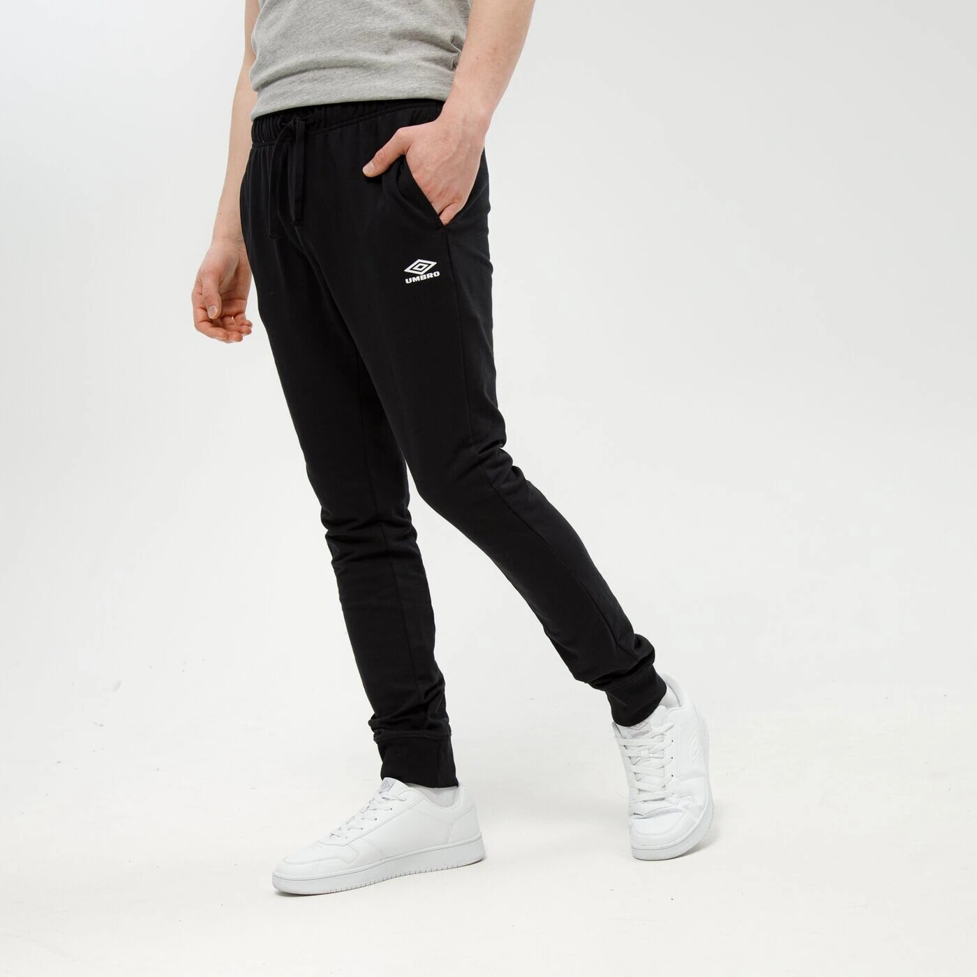 

Брюки Umbro Slim с логотипом, черный