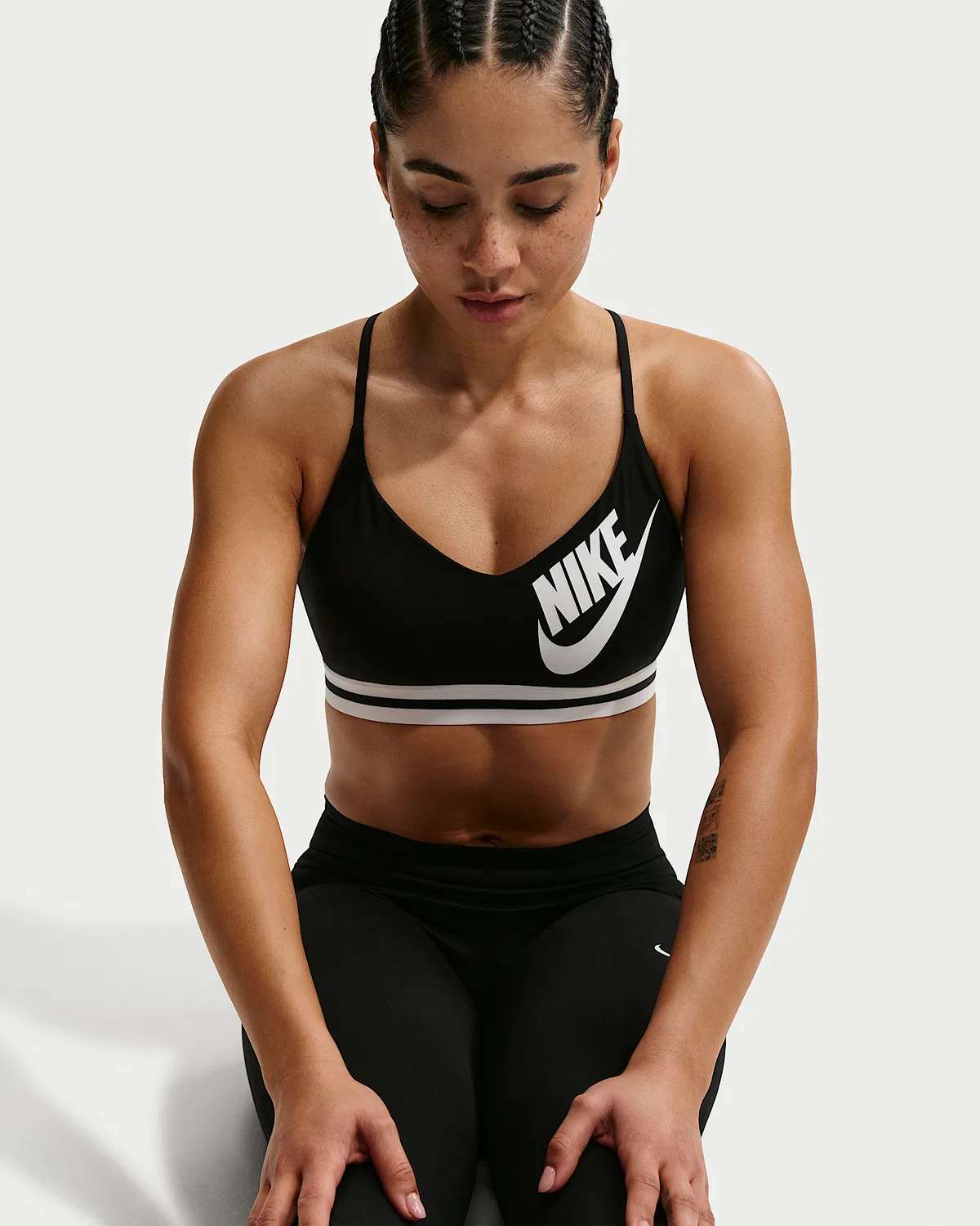 Женский спортивный бюстгальтер Nike Indy с легкой поддержкой, Black/White/Black/White — фото 3