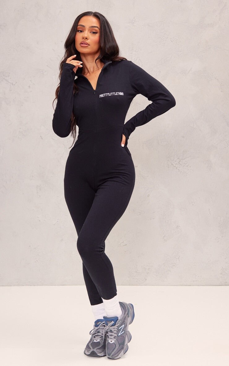 

PrettyLittleThing Petite Черный комбинезон на молнии спереди с вышивкой