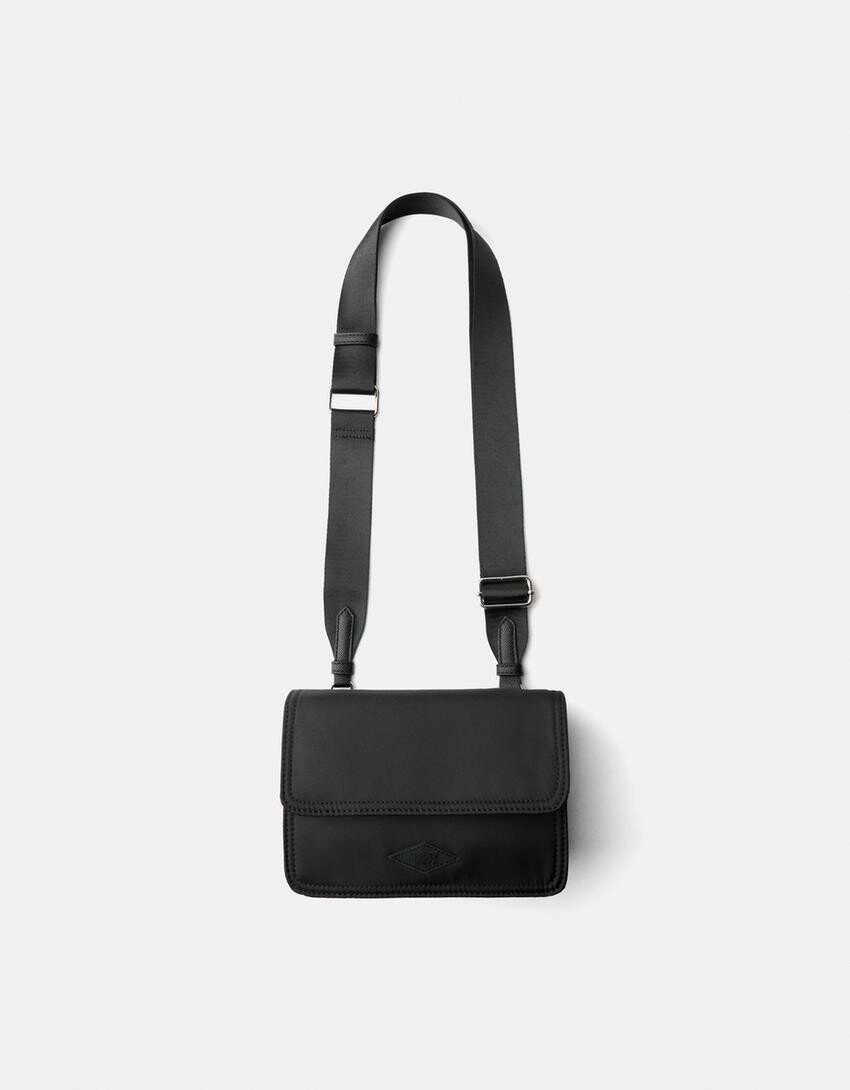 

Сумка через плечо с клапаном Bershka, черный