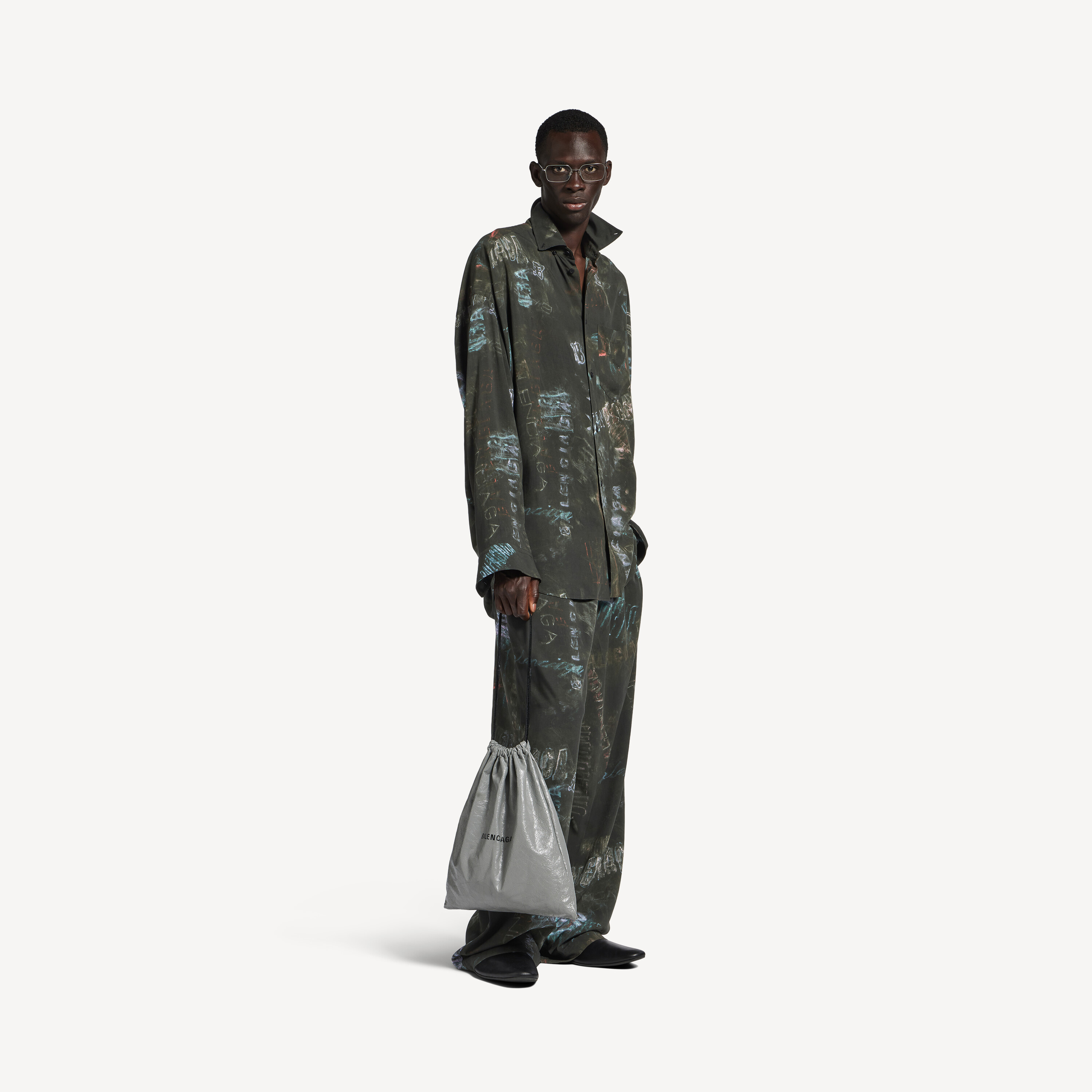 BALENCIAGA Мужская рубашка-кокон с длинными рукавами, с эффектом стирки и узором "карандаш" по всей поверхности, в выстиранном черном цвете — фото 2