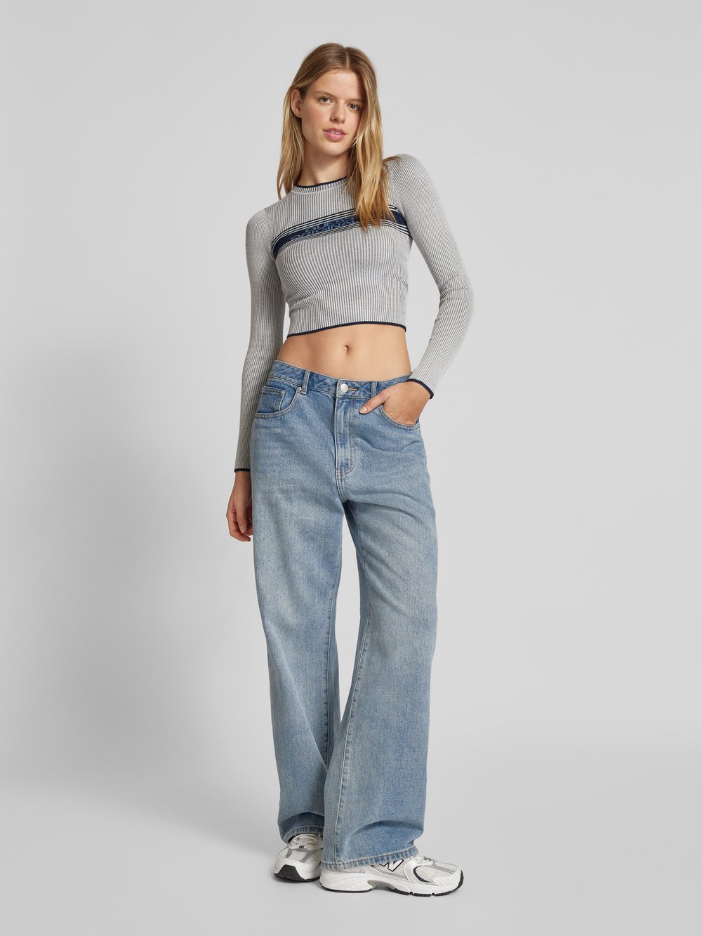 

Лонгслив с этикеткой «ЖАККАРД» Guess Jeans, кремовый