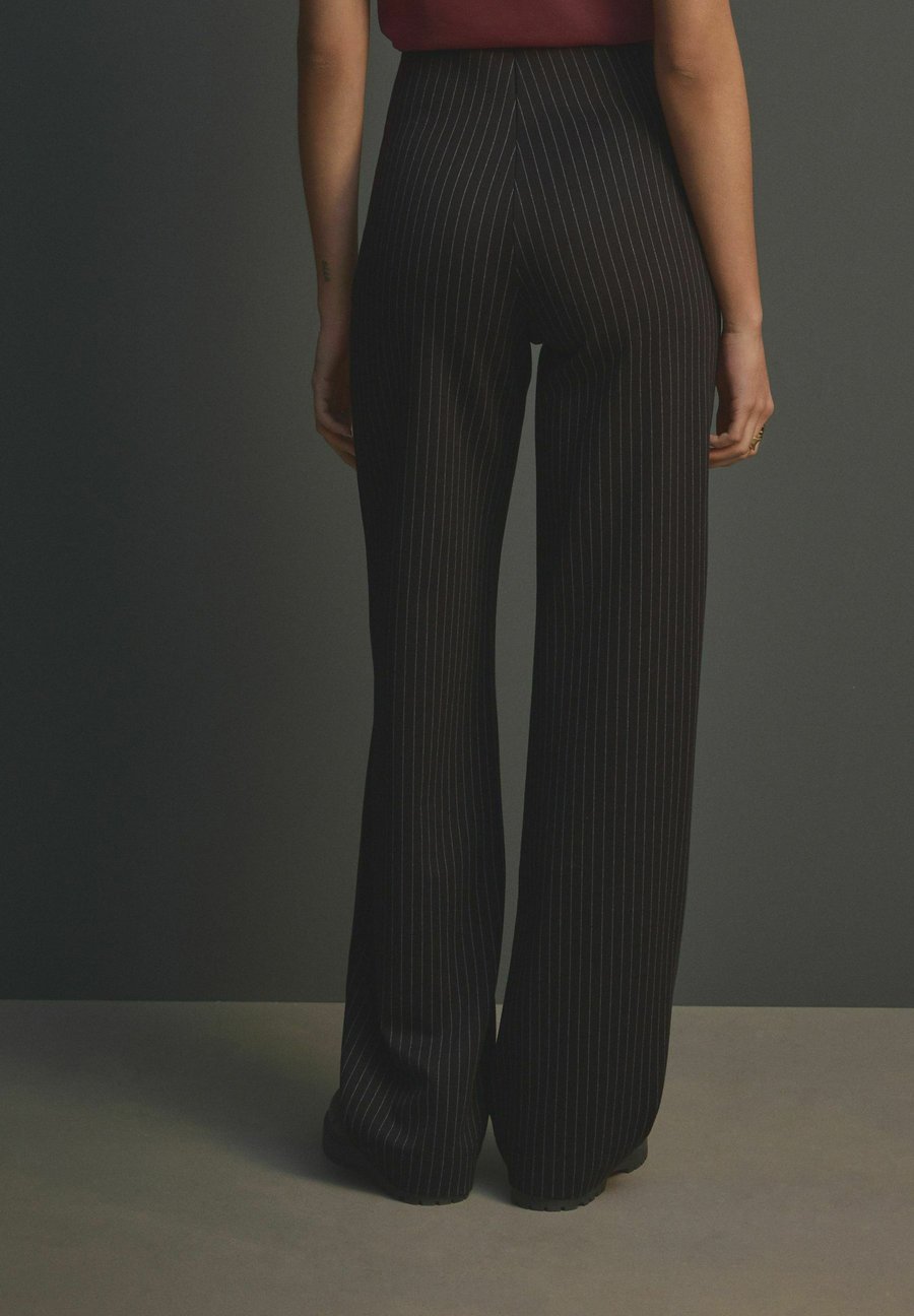 Брюки Next SMOOTHING PONTE WIDE LEG -REGULAR FIT, Black Pinstripe/Black — фото 2