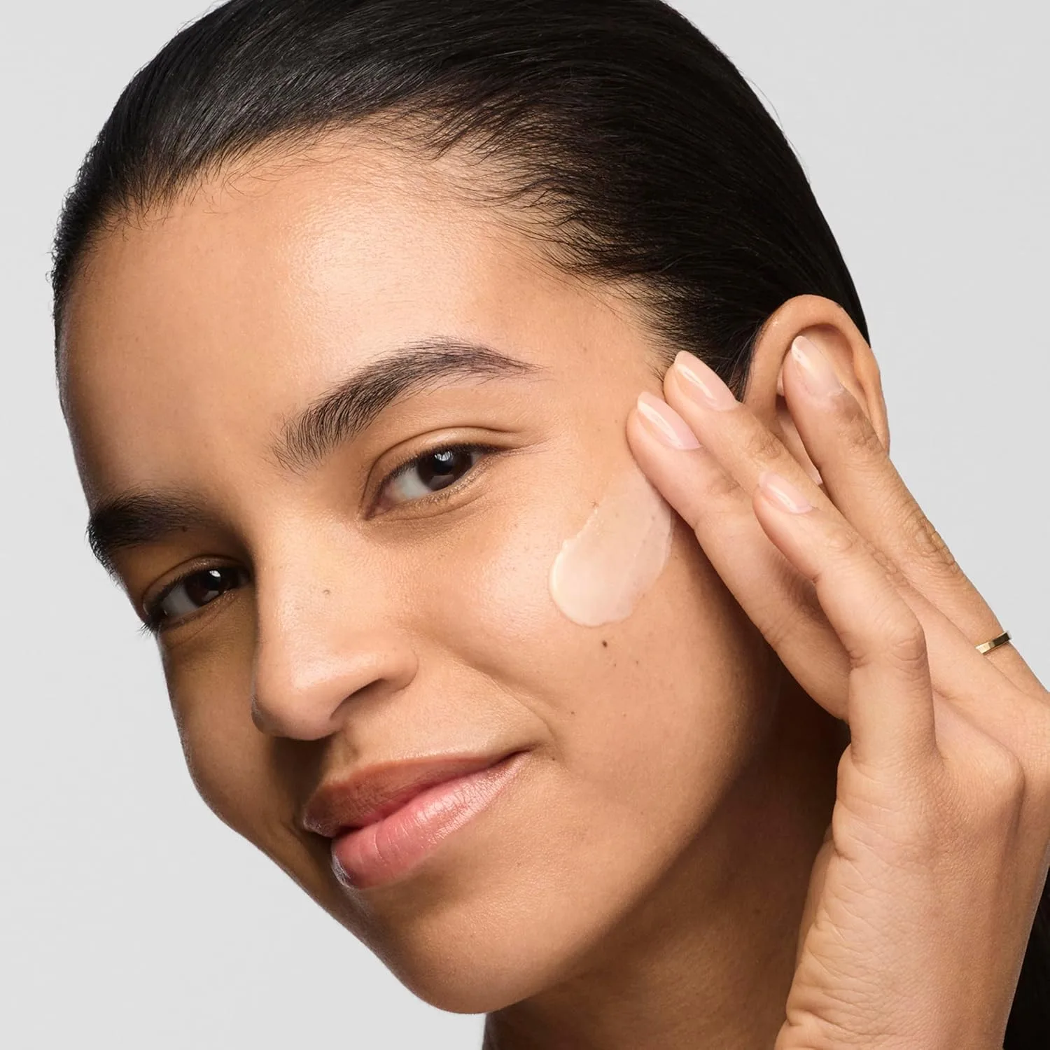 Сыворотка Estée Lauder — Увлажняющий Revitalizing Supreme+ Bright Radiance Power Soft Cream с витамином С | Для, 48 г — фото 4