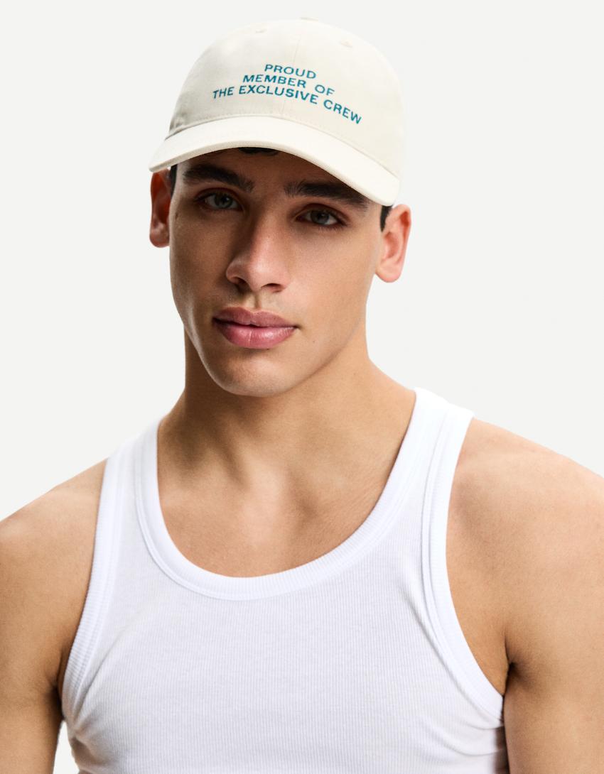 

Вышитая шапка Bershka, белый