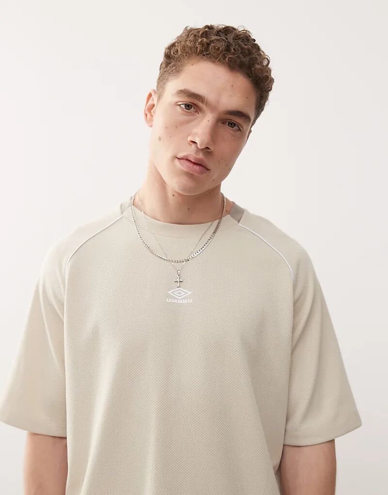 

Футболка Umbro с сетчатыми вставками бежевого цвета