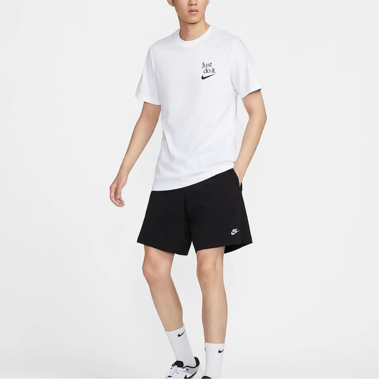 

Спортивная футболка мужская белая Nike, белый