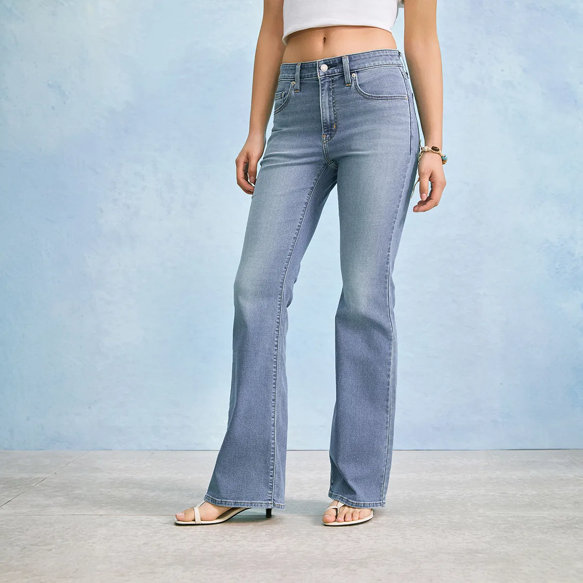 Джинсы женские light blue, умеренно расклешенные Levis — фото 4