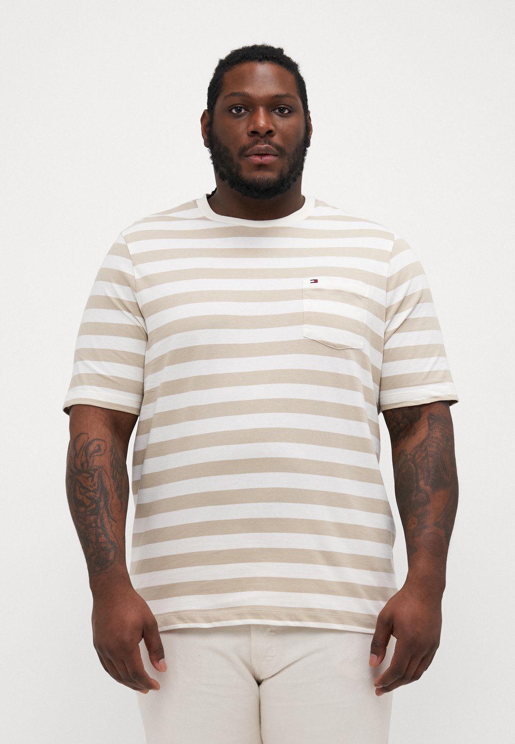 

Базовая футболка ESSENTIAL SOLID POCKET TEE Tommy Hilfiger, белый