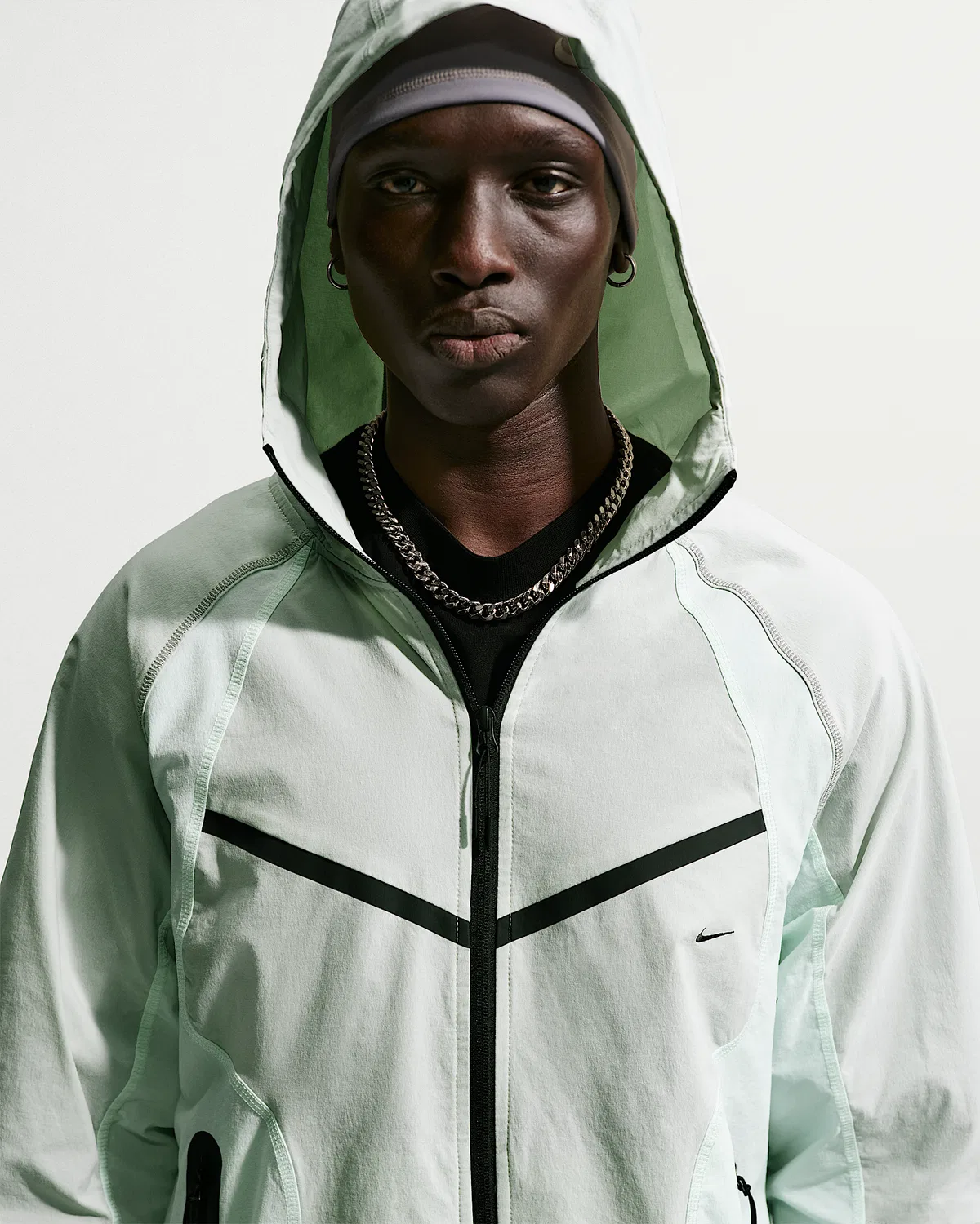 Мужская ветровка Nike Tech Dri-FIT Woven Full-Zip Color-Block Windrunner, Light Silver/Barely Green/Black — фото 3