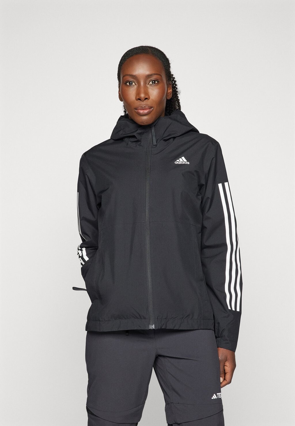 

Жесткая куртка ESSENTIALS 3-STRIPES RAIN.RDY JACKETS adidas, черный
