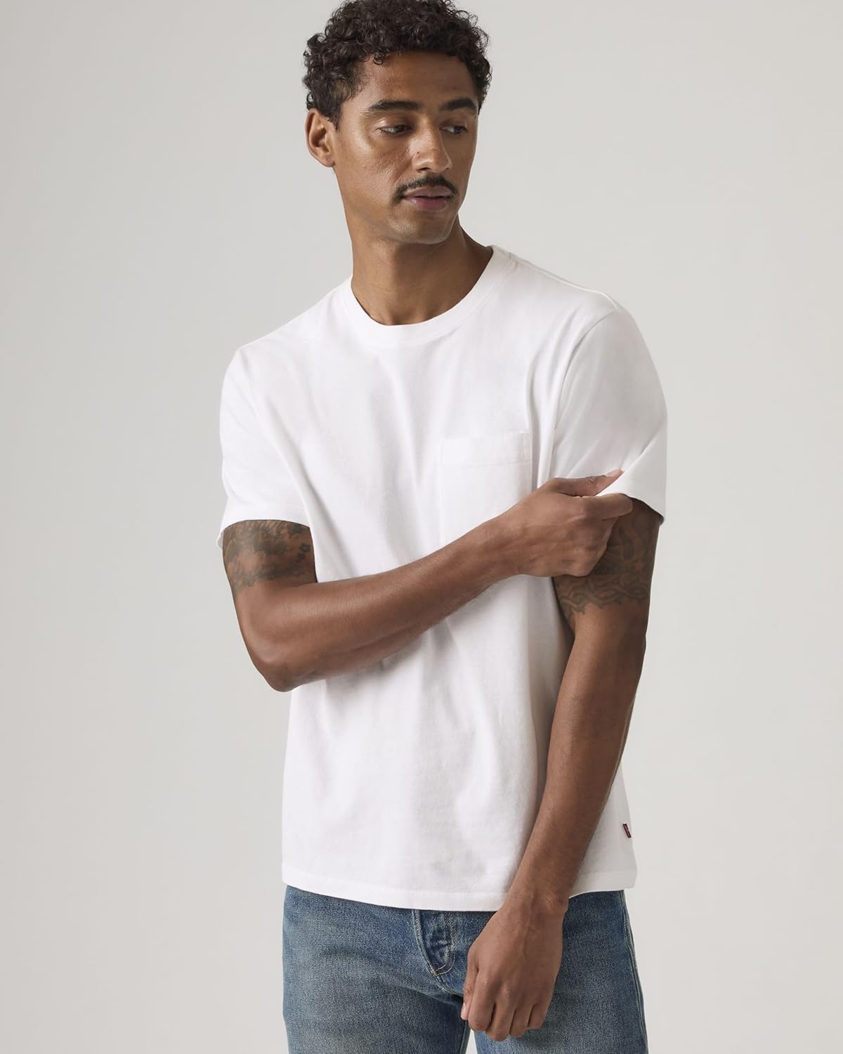 Мужская хлопковая футболка Levi's с круглым вырезом, свободным кроем и коротким рукавом, белый — фото 4