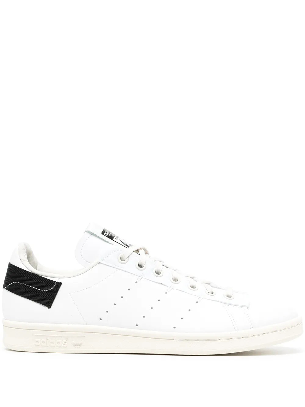 

Кроссовки с нашивкой-логотипом adidas, белый