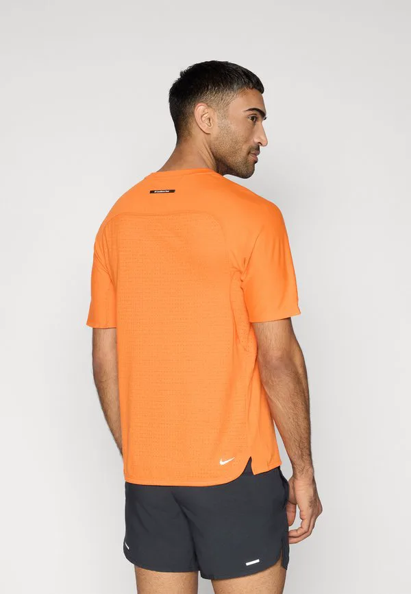 Спортивная футболка solar chase Nike Acg, Safety Orange/Summit White — фото 3
