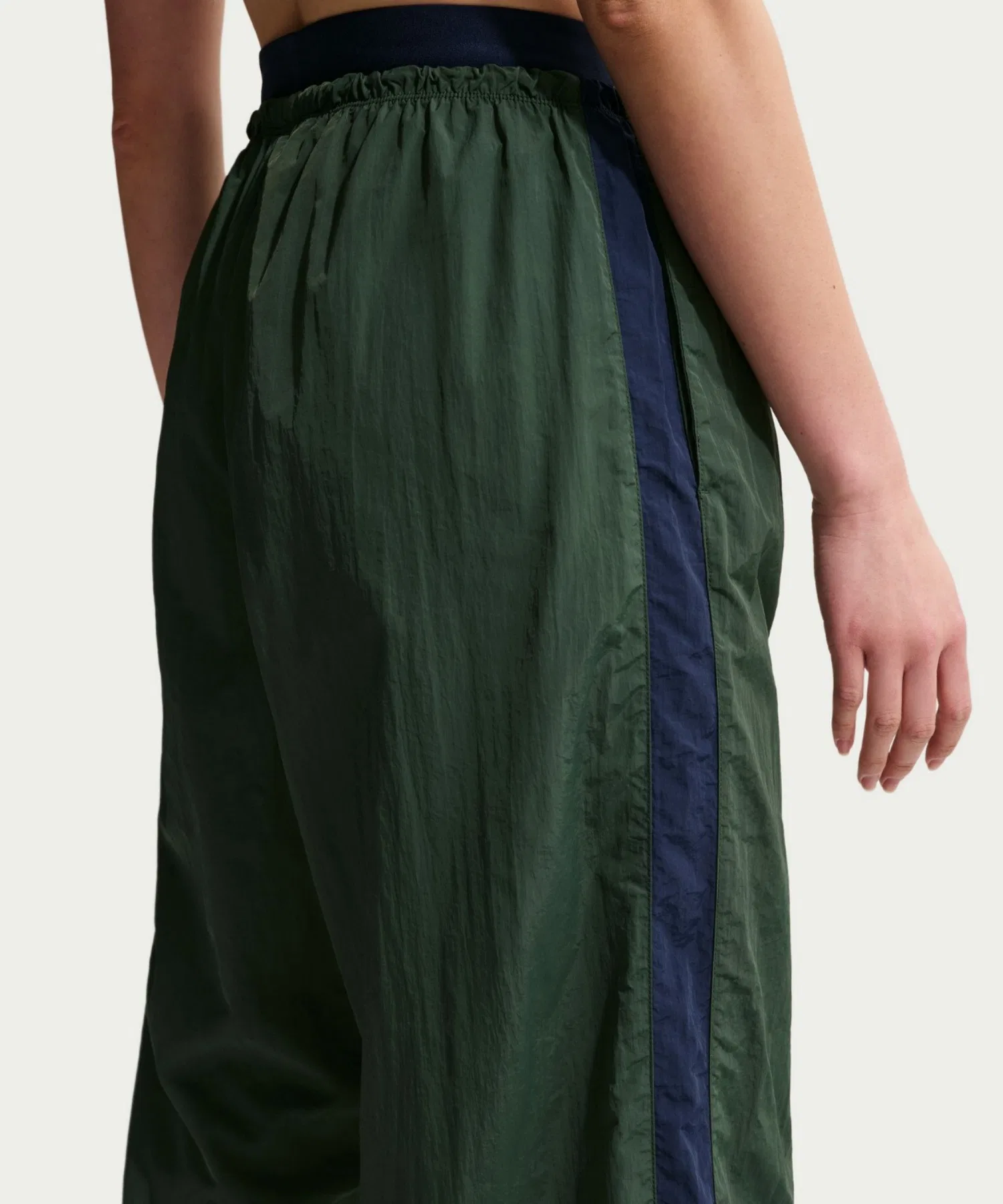 Женские брюки Nike Sportswear Loose High-Waisted Parachute камуфляжные — фото 2