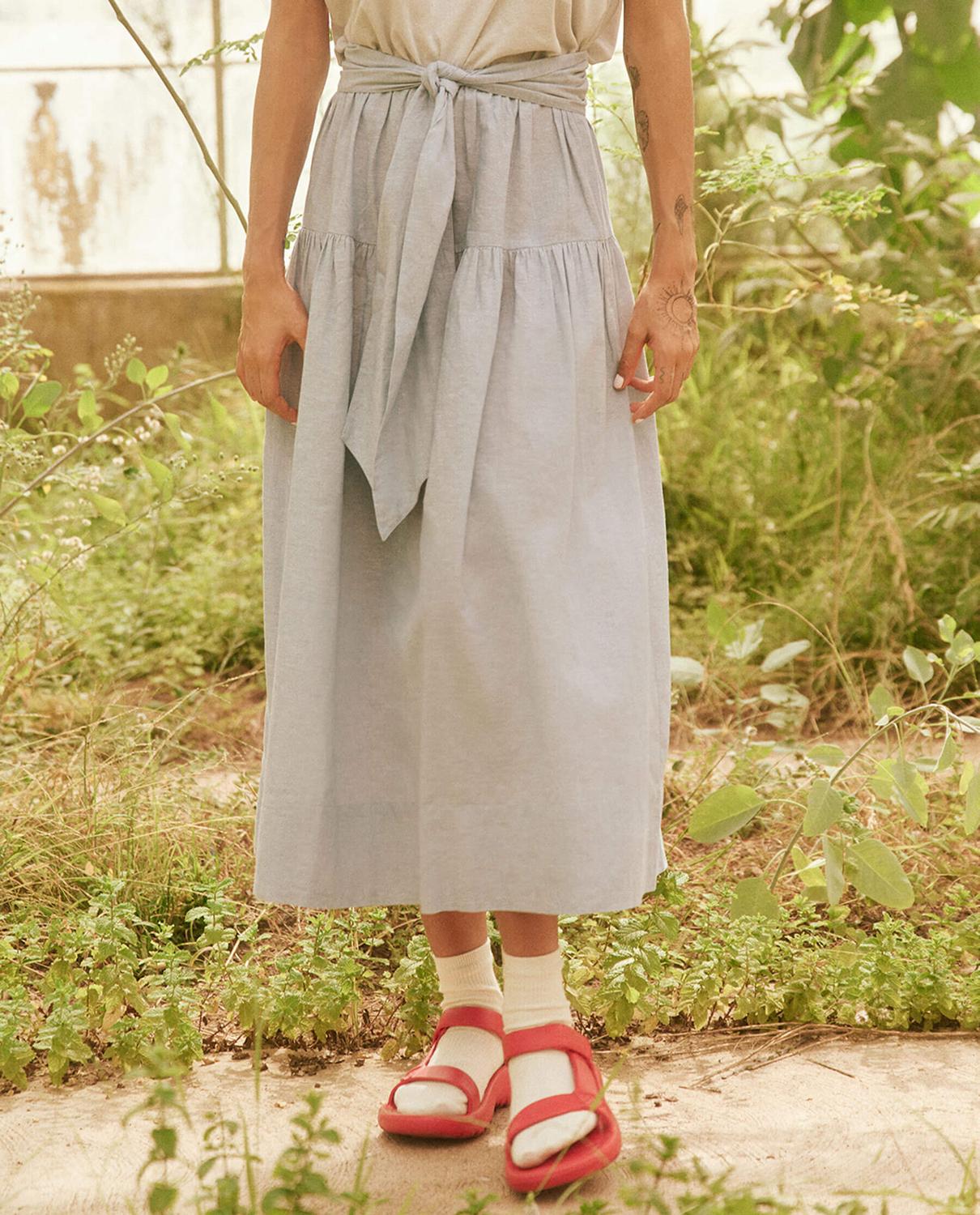 

Юбка «Вальс» из светлого шамбре THE GREAT, цвет light chambray