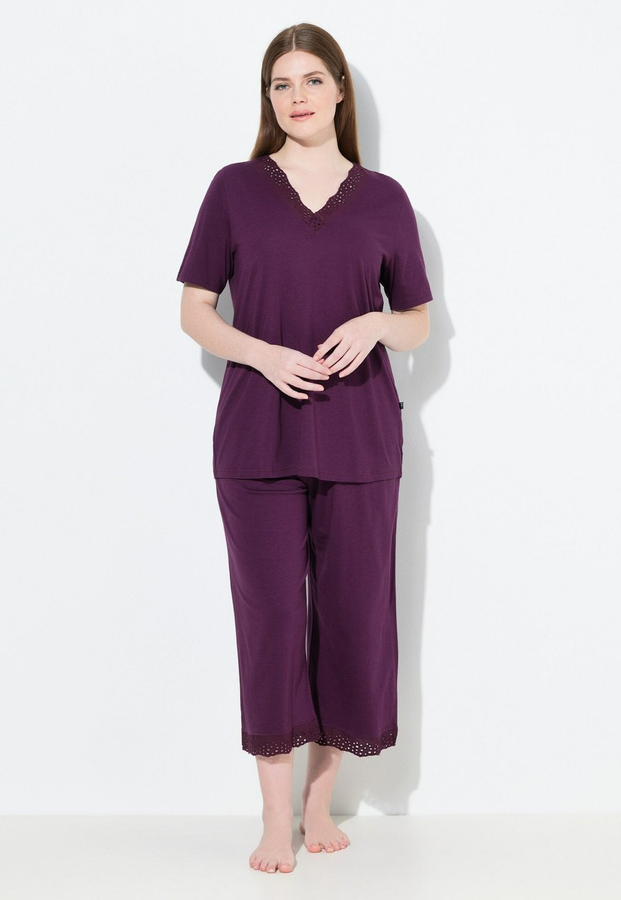 

Пижамный комплект Ulla Popken LOCHSTICKEREI V-AUSSCHNITT HALBARM SET, Grape Red/Purple