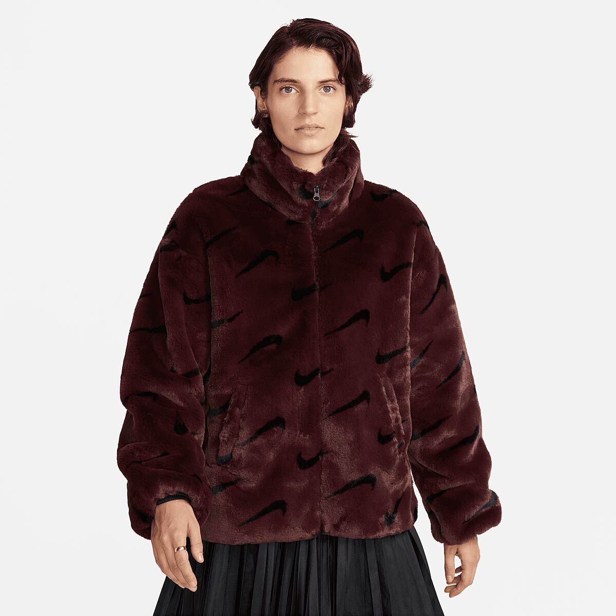 

Куртка W NSW FX FUR ALL OVER SWOOSH JACKET Nike, цвет Burgund/Schwarz/Schwarz