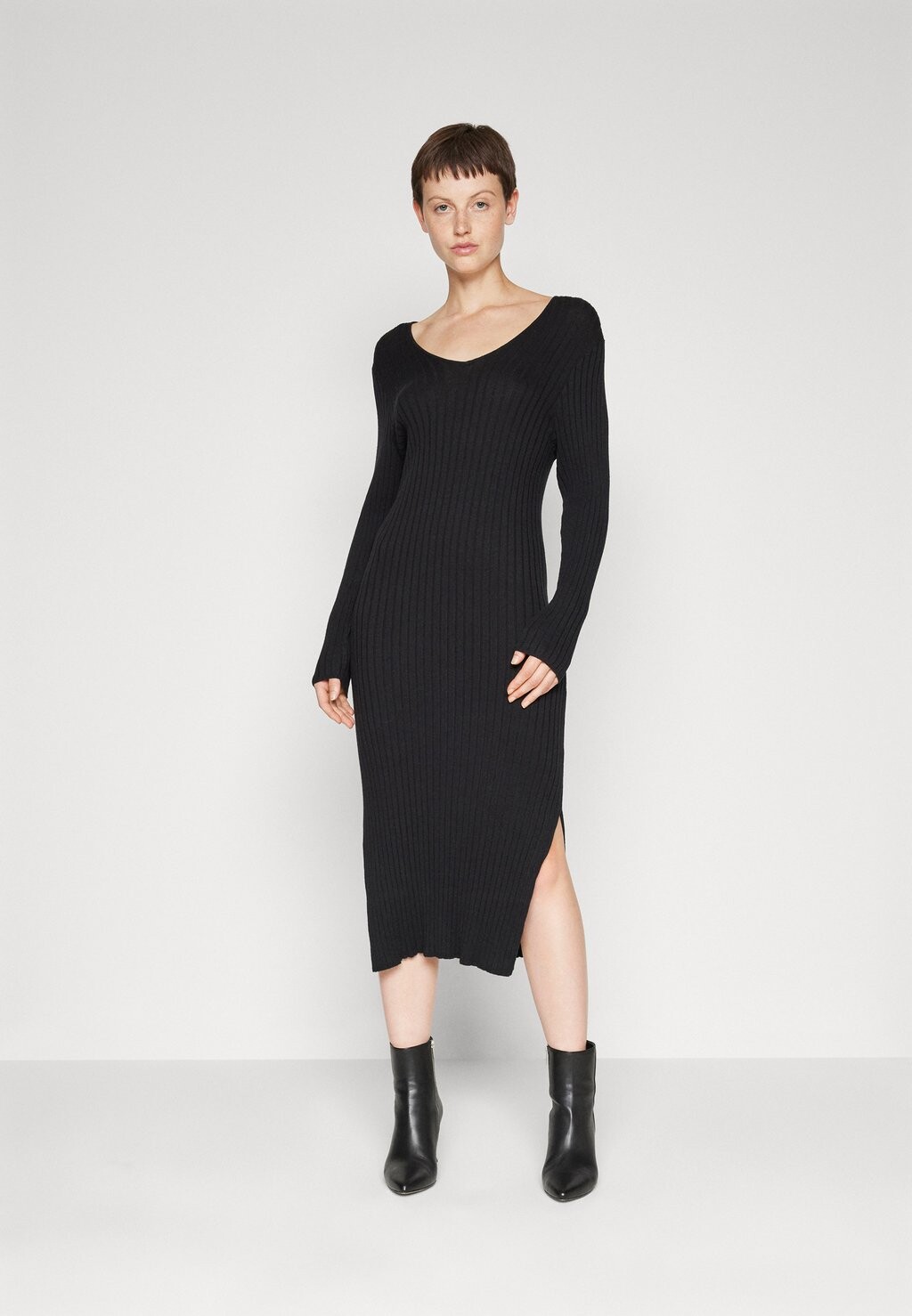 

Трикотажное платье RENANA RACHELLE V DRESS Moss Copenhagen, черный