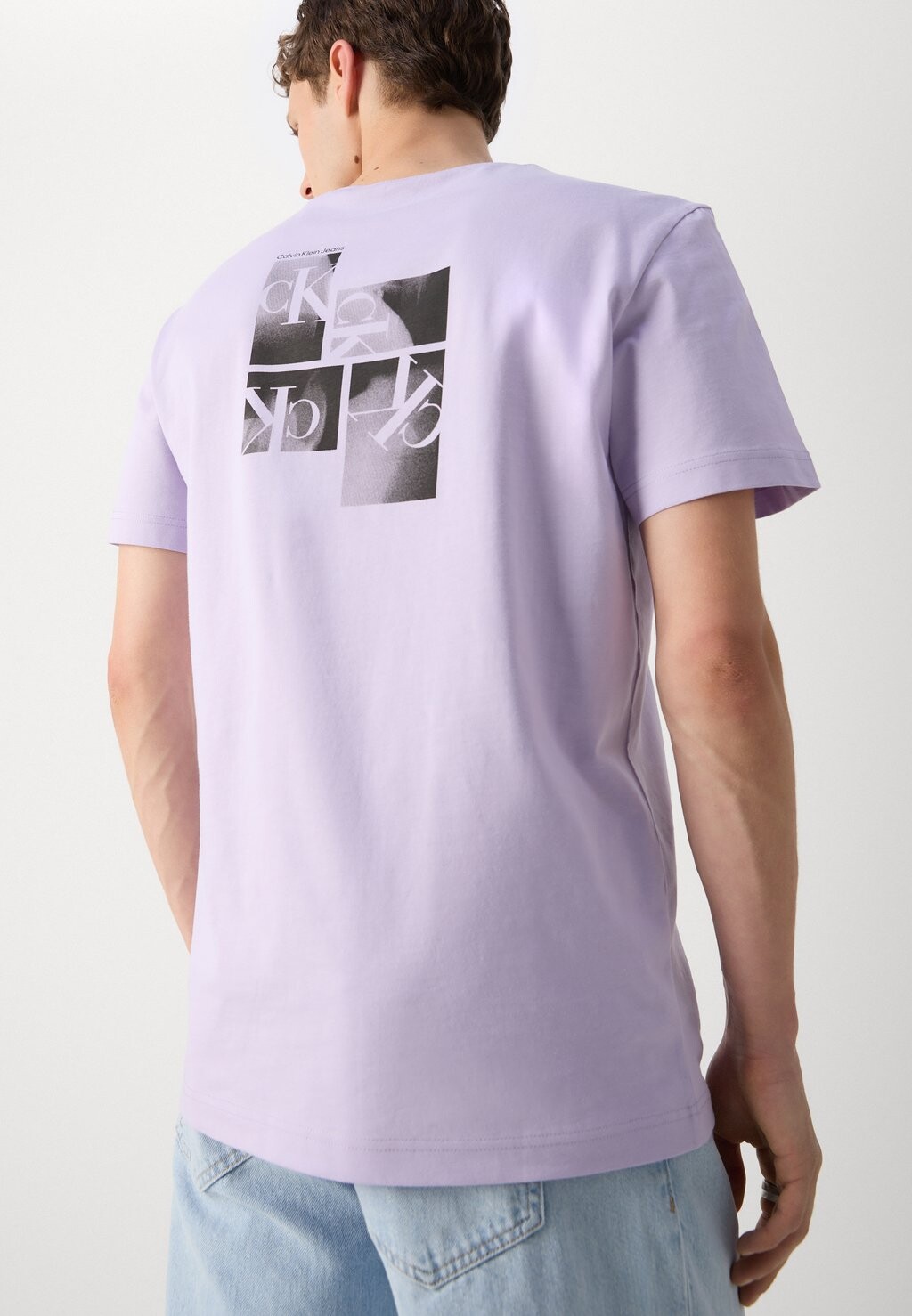 

Футболка с принтом Multibox Tee Calvin Klein, пастельно-сиреневый
