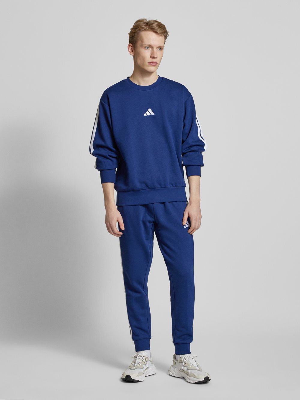 

Толстовка с вышитой этикеткой ADIDAS SPORTSWEAR