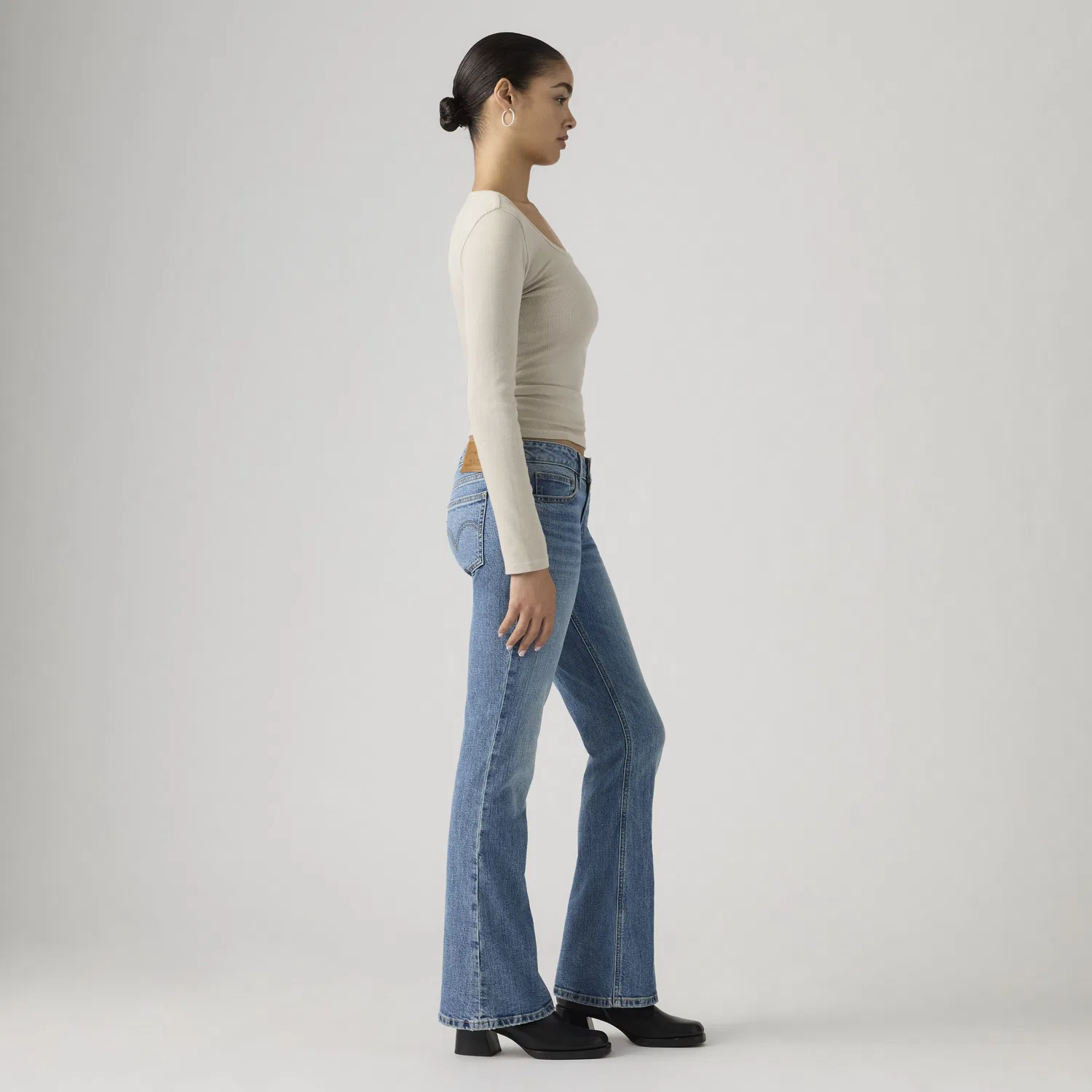 Женские джинсы-клеш с заниженной талией Levi's, Medium Wash — фото 4
