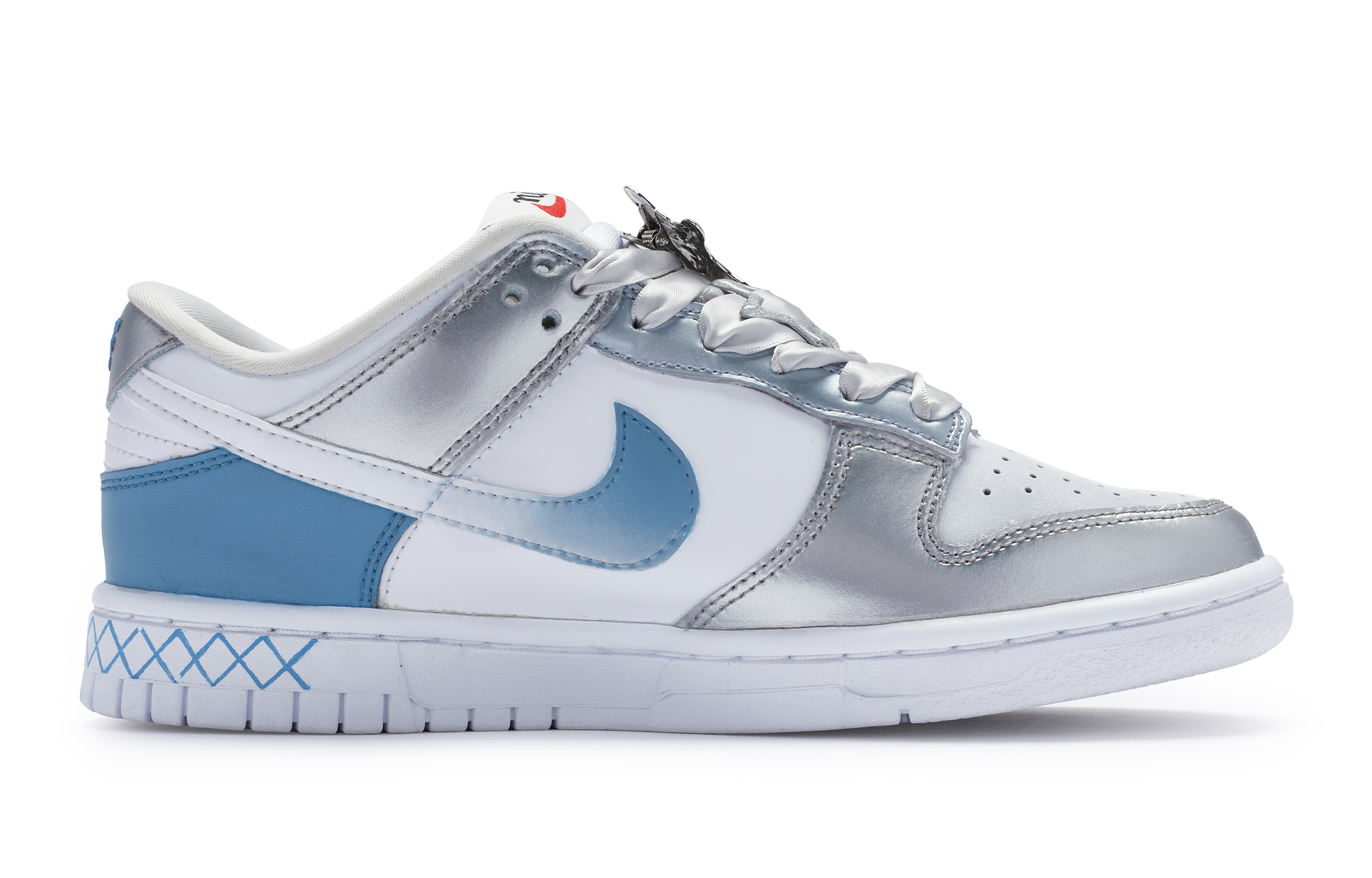 

Кроссовки Nike Dunk Skateboard Shoes Women's Low-Top White Blue/Silver