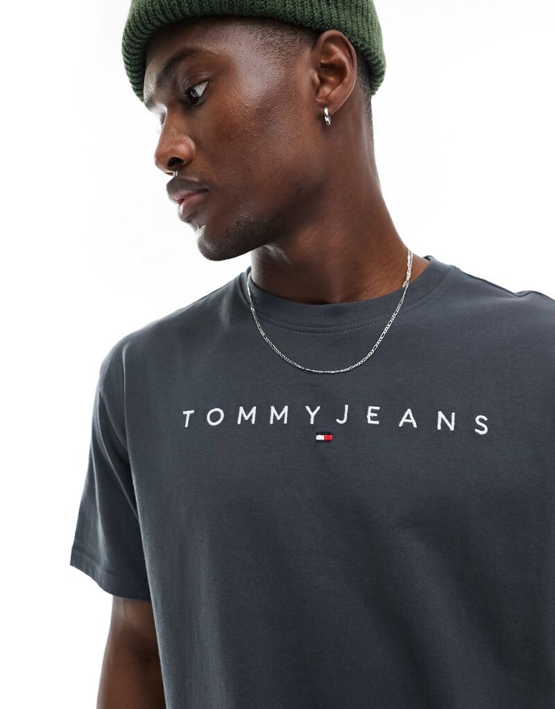

Темно-серая футболка классического кроя с линейным логотипом Tommy Hilfiger