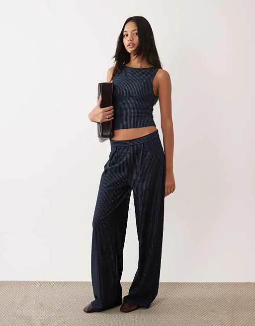 

Широкие плиссированные брюки темно-синего цвета в полоску ASOS DESIGN