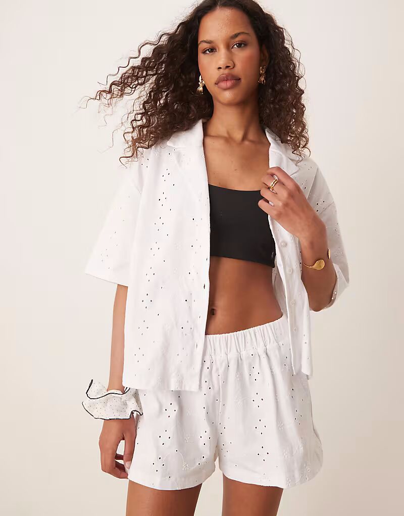 

Рубашка-курорт ASOS DESIGN с вышивкой бродери белого цвета