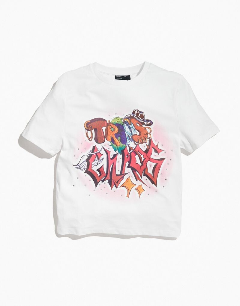 

Белая футболка без пола с принтом на груди ASOS DESIGN PRIDE