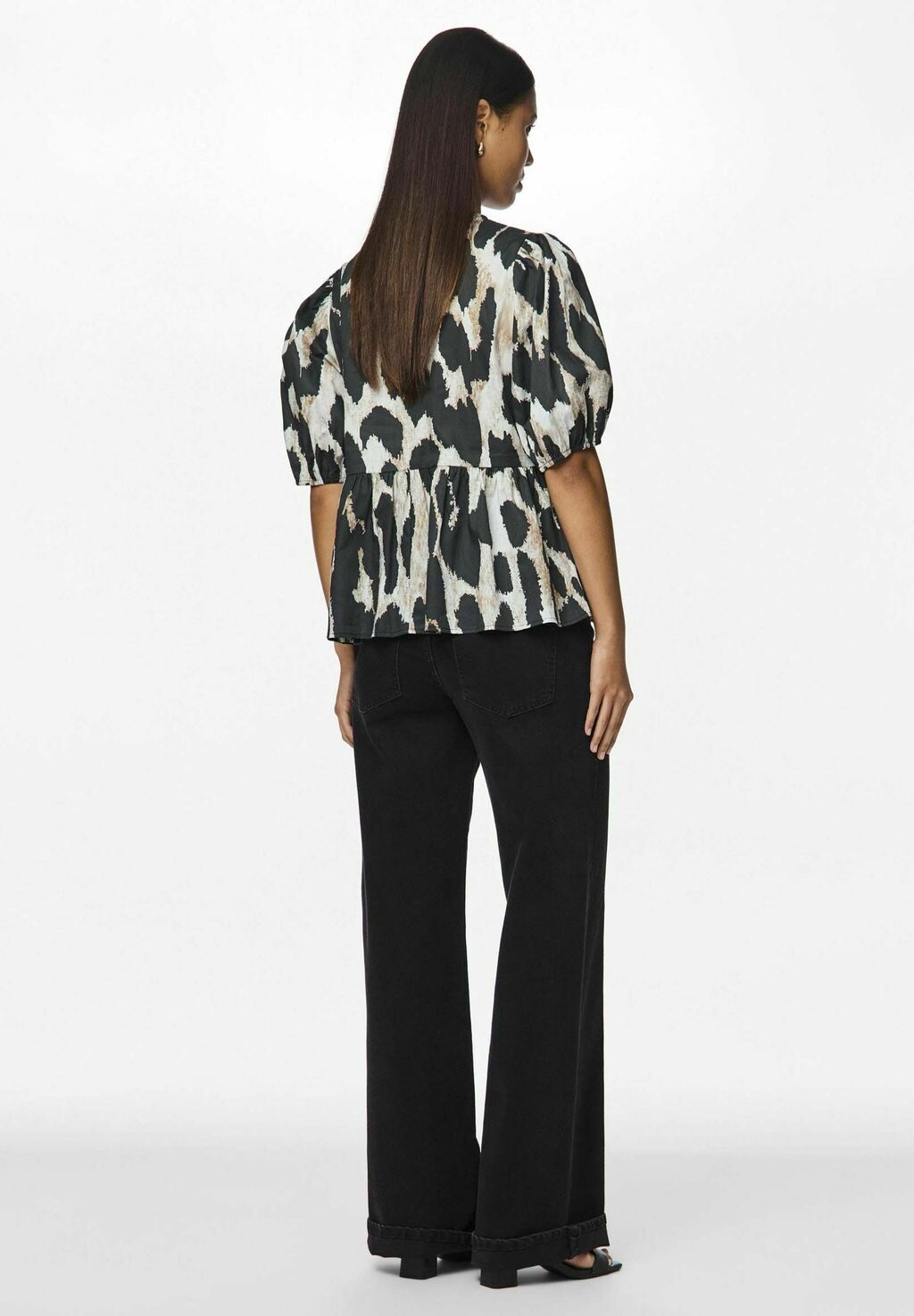 

Блуза MIT KURZEN ÄRMELN Pieces, черный