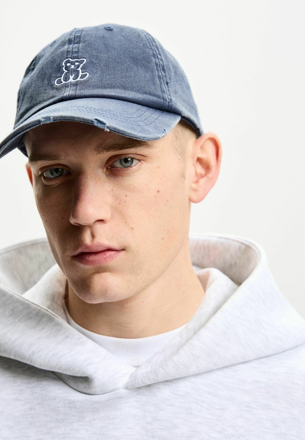 

Бейсболка RIPPED WITH EMBROIDERY Bershka, синий