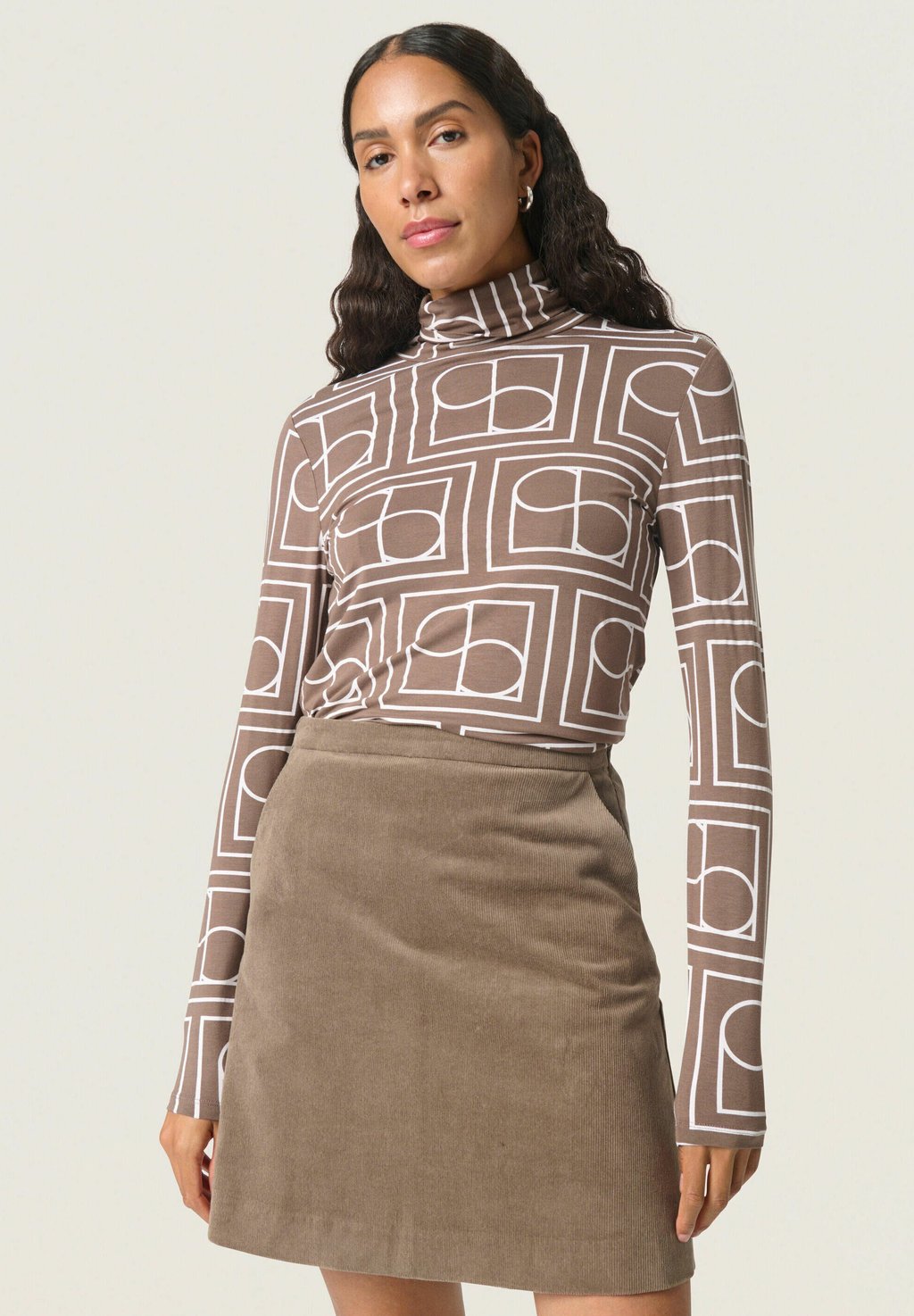 

Футболка с длинным рукавом HANADI PRINTED ROLLNECK Soaked in Luxury, коричневый