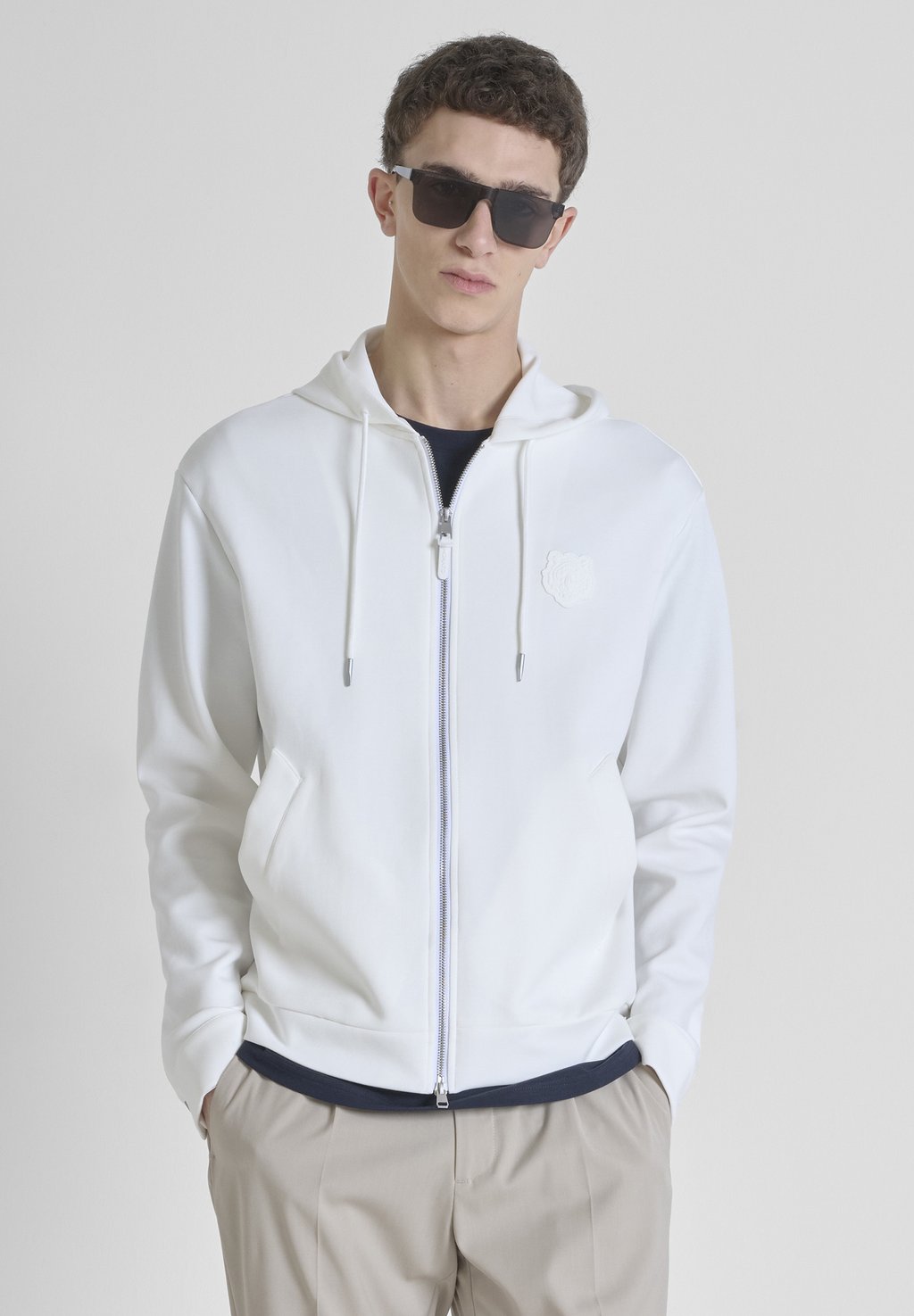 

Толстовка на молнии REGULAR FIT IN INTERLOCK BLEND FABRIC WITH PUFFY RUBBER PATCH Antony Morato, белый