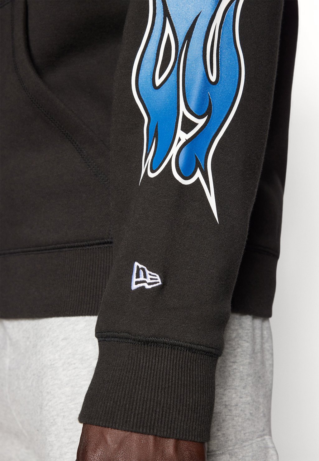 

Толстовка с символикой MLB LOS ANGELES DODGERS HOODED LONG SLEEVE New Era, черный