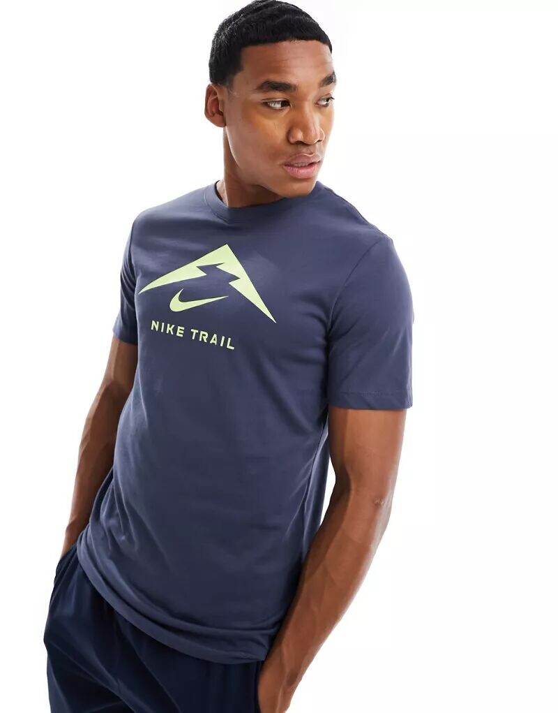 

Темно-синяя беговая футболка с графическим принтом Nike Trail Dri-FIT