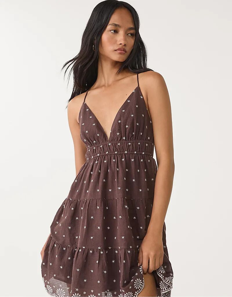 

Короткое вышитое платье Stradivarius коричневого цвета