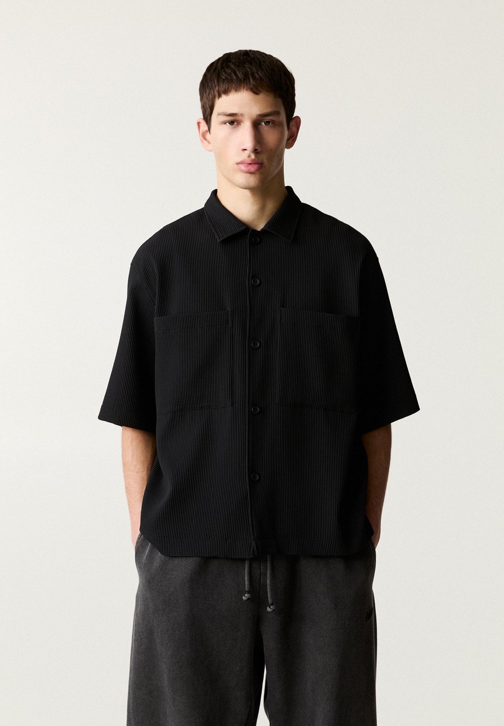 

Рубашка SHORT SLEEVE PULL&BEAR, черный