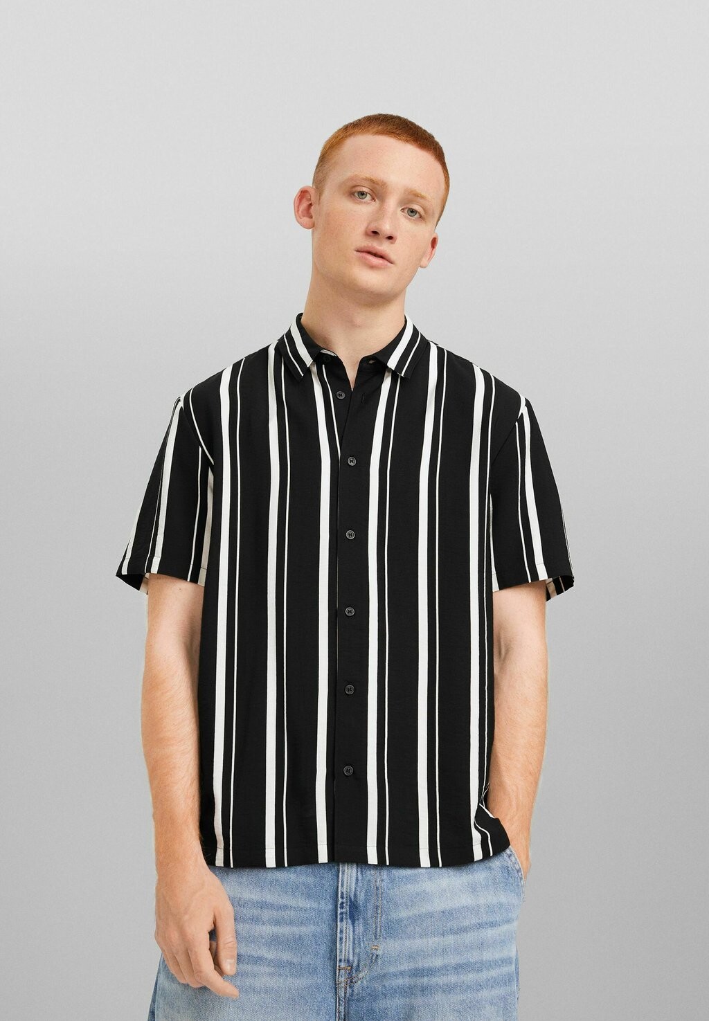 

Рубашка REGULAR FIT SHORT SLEEVE STRIPED Bershka, цвет black