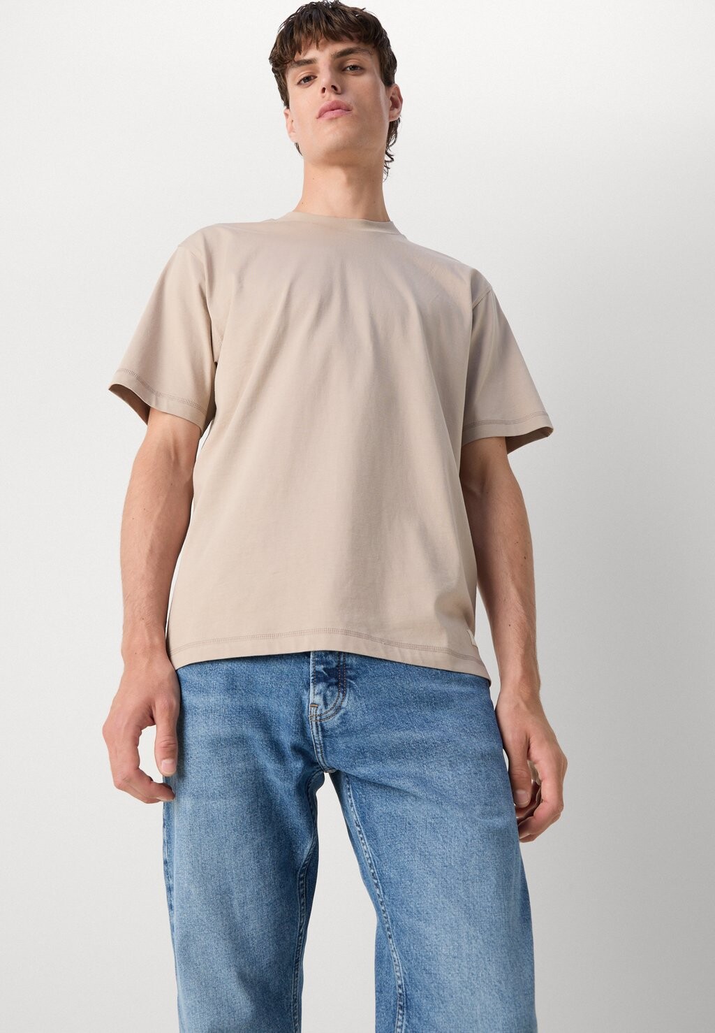 

Базовая футболка LABEL RELAXED TEE Calvin Klein, темно-коричневый