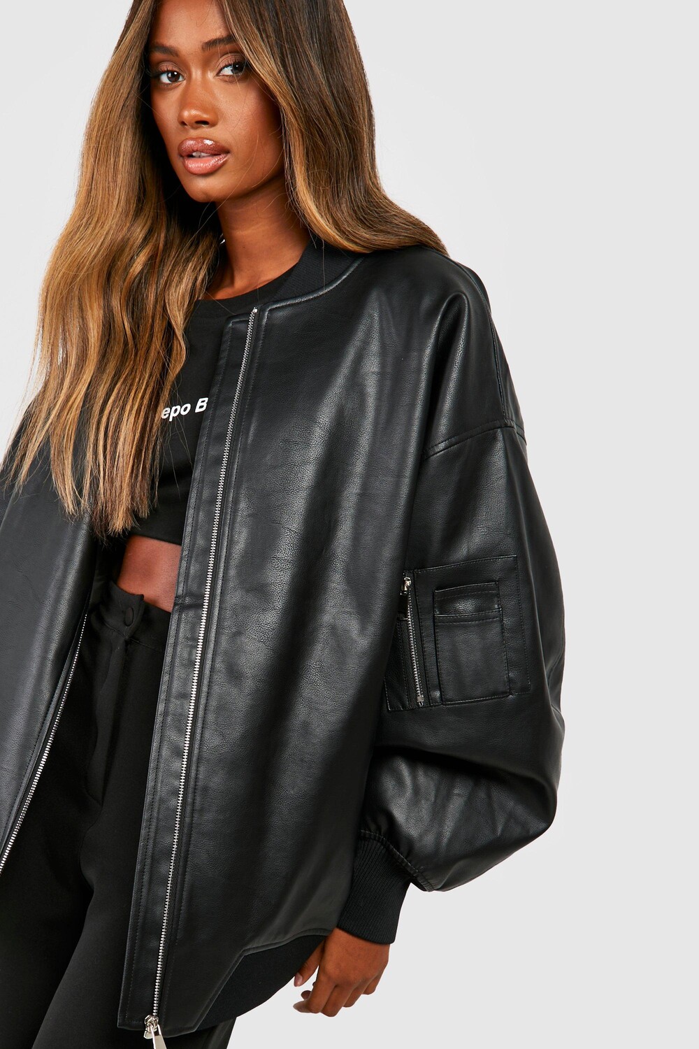 

Объемный бомбер из искусственной кожи boohoo, черный